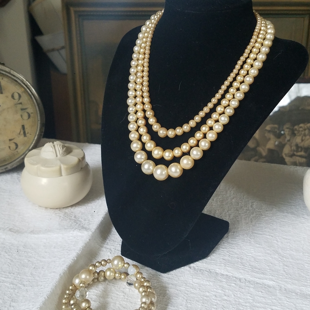 Vintage Faux Pearl necklace and bracelet set